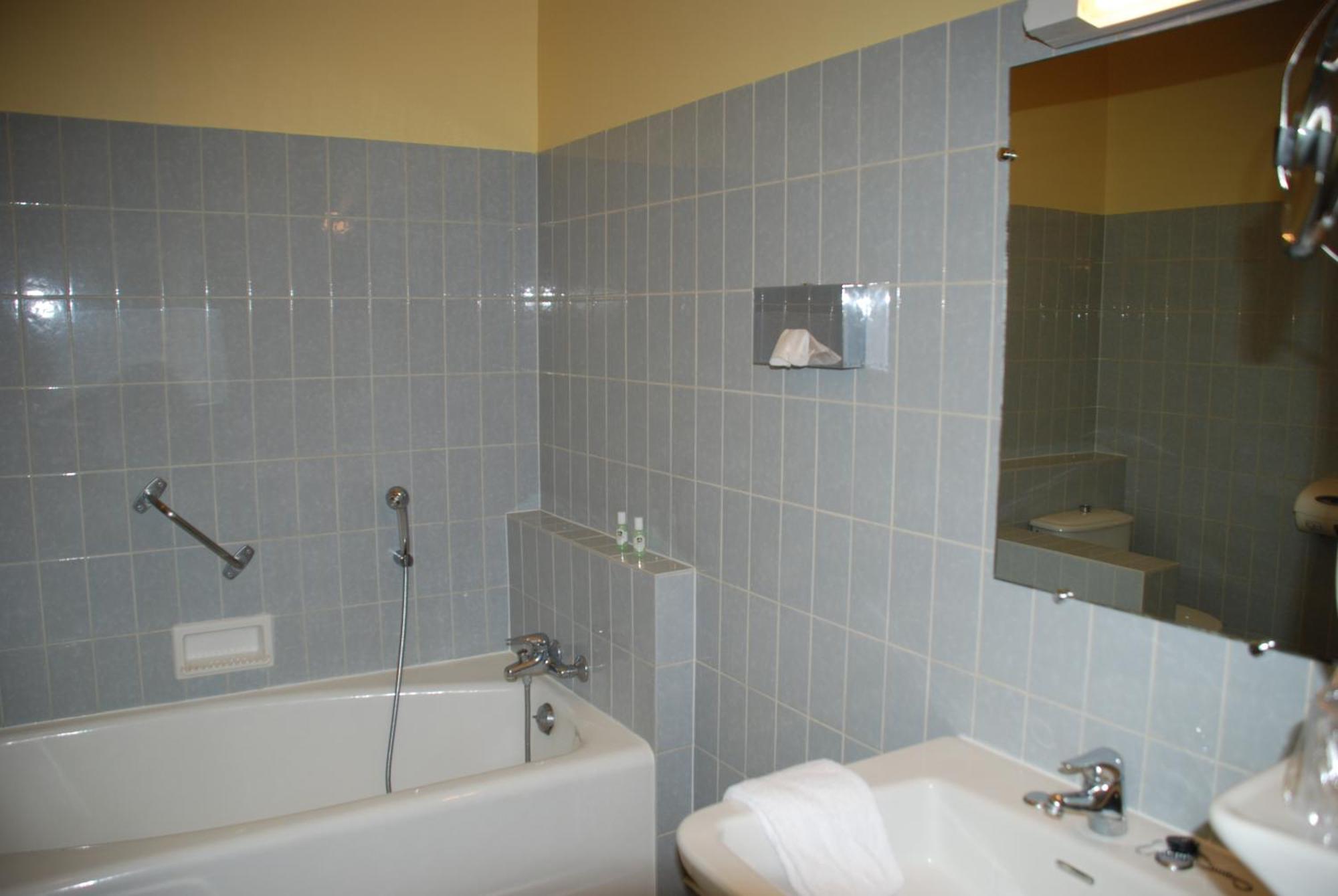 The Originals City, Hotel Cathedrale, Lisieux Buitenkant foto
